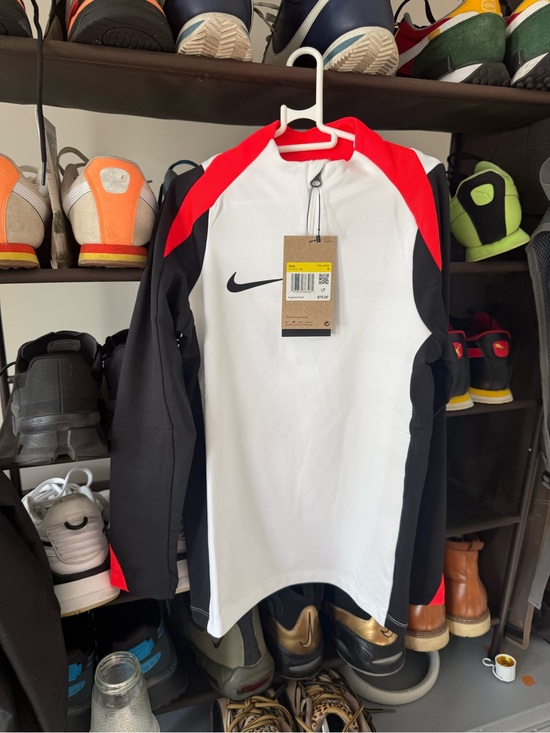 Nike Other - ᑎIKE KIᗪS DᖇI-ᖴIT STᖇIKE 24 ᗪᖇIᒪᒪ TOᑭ - SZ S (Slim Fit)
FD7573-010
Nike Youth